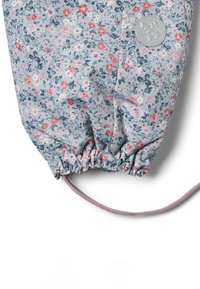 Bloemenzakje met trekkoord in lichtblauwe stof, met kleine roze en witte bloemen. Voorzien van een geplooide onderkant en een beige leren logoplaatje.