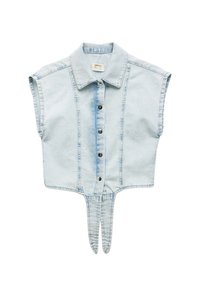 Top sin mangas de denim azul claro con cuello puntiagudo, cierre delantero de botones y dos aberturas en el dobladillo.