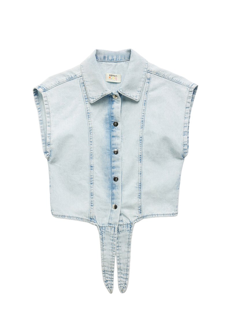 Top sin mangas de denim azul claro con cuello puntiagudo, cierre delantero de botones y dos aberturas en el dobladillo.