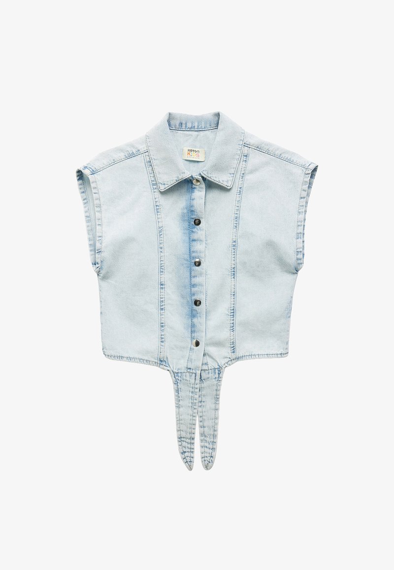 Top sin mangas de denim azul claro con cuello puntiagudo, cierre delantero de botones y dos aberturas en el dobladillo.