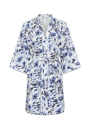Weißer Kimono-Bademantel mit blauem Blumenmuster, weiten Ärmeln und einem passenden Stoffgürtel, der in der Taille gebunden ist.