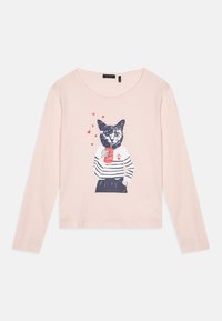 Maglietta a maniche lunghe di colore rosa chiaro con una grafica di un gatto in maglietta a righe, che tiene una bevanda. Il design include accenti a forma di cuori rossi.