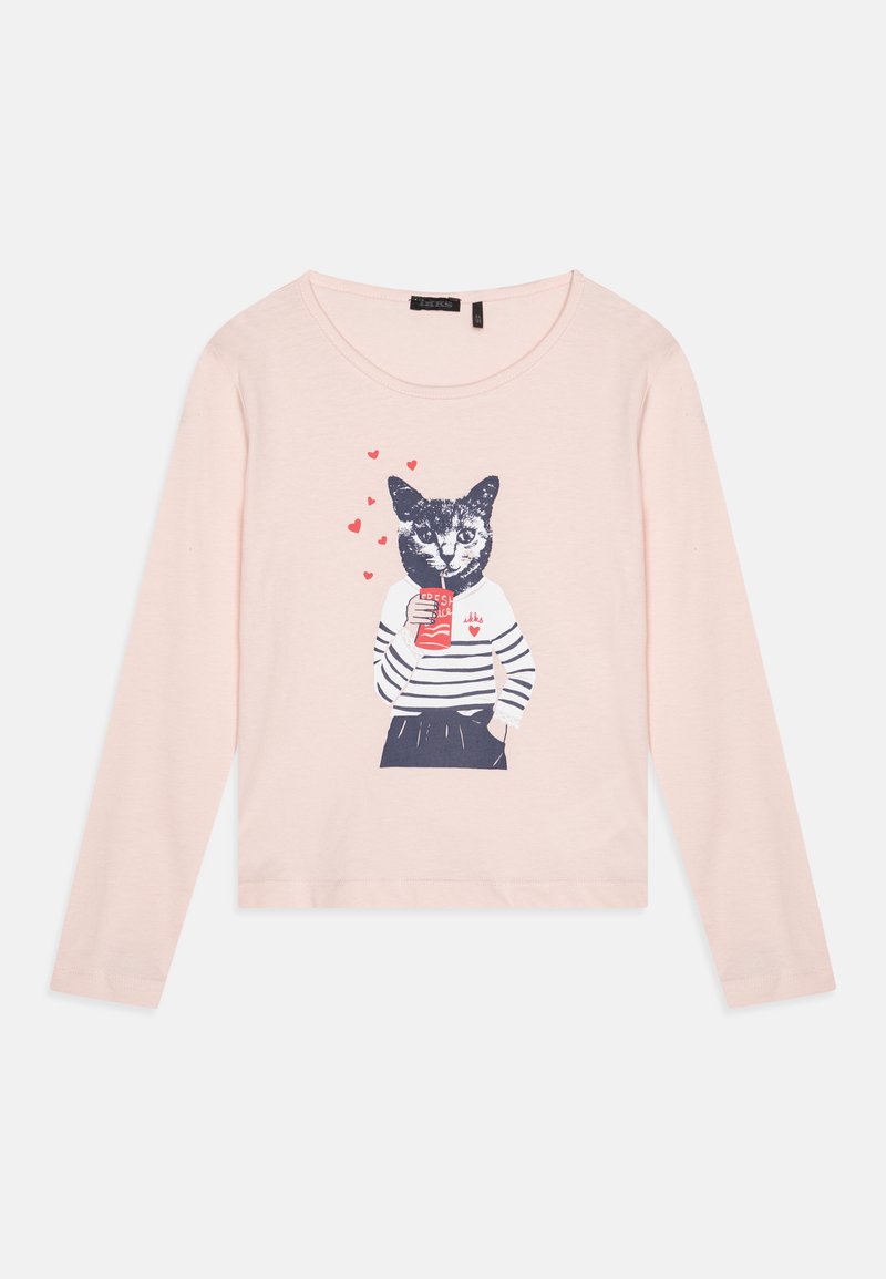 Maglietta a maniche lunghe di colore rosa chiaro con una grafica di un gatto in maglietta a righe, che tiene una bevanda. Il design include accenti a forma di cuori rossi.
