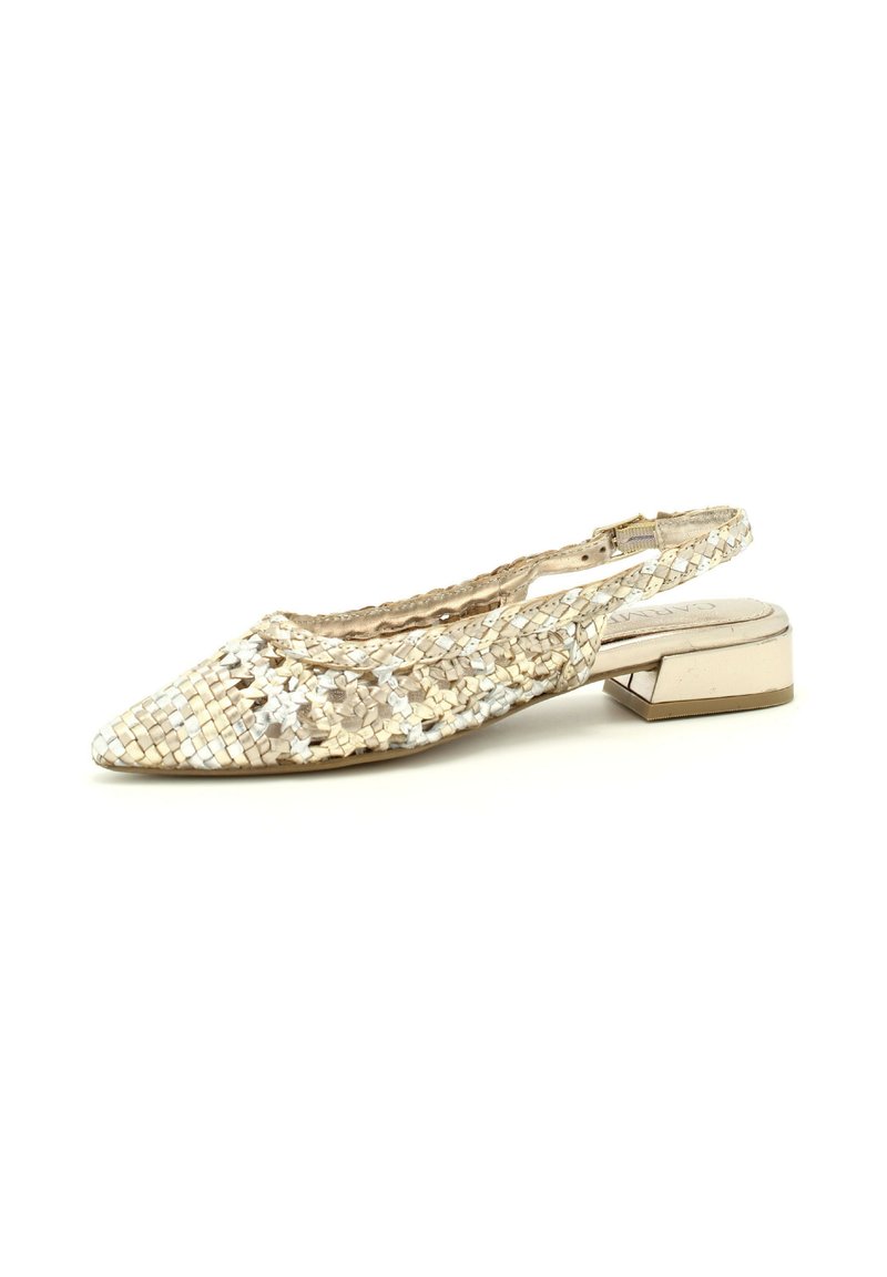 Scarpa slingback intrecciata con punta affilata, color beige metallizzato, tacco basso a blocco e superficie testurizzata con sottili riflessi lucenti.