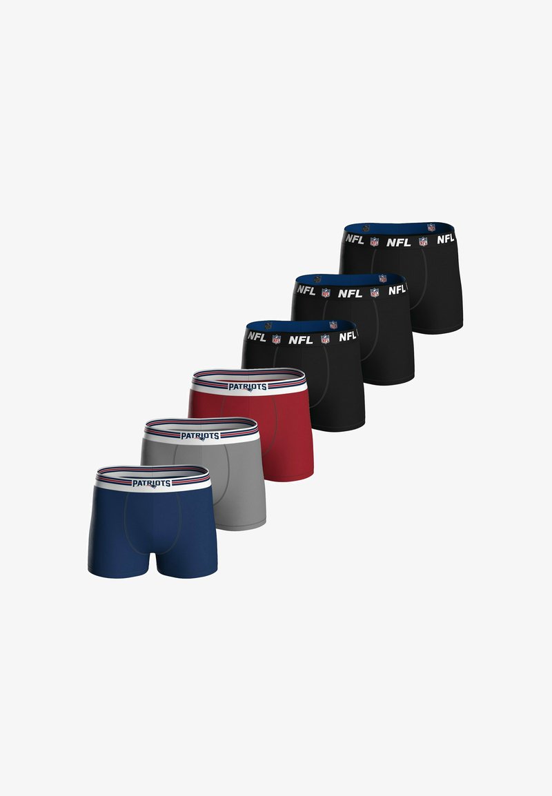 Cinque paia di boxer da uomo in blu navy, grigio, rosso e tre paia nere, con i loghi NFL e Patriots sulle fasce in vita.