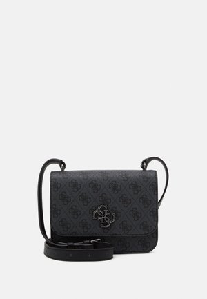 Czarna torba na ramię z tłoczonym wzorem logo, z klapką zamykającą i regulowanym paskiem na ramię na jasnym tle.