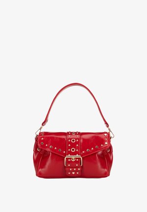 Sac à main en cuir rouge de forme arrondie, avec un rabat avant orné de clous en argent et une boucle en or. Poignée courte pour le transport.