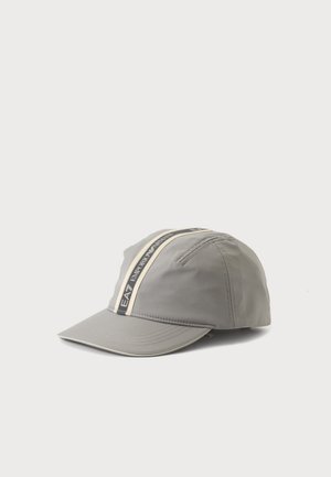 Casquette grise EA7 Emporio Armani avec une bande verticale beige et noire affichant le texte de la marque sur le panneau avant et une visière incurvée.