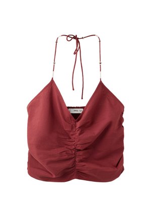 Crop top rouge sans manches avec devant froncé et fines bretelles halter réglables nouées au cou sur fond blanc.