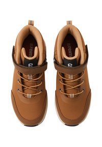Scarpe alte marroni in tessuto e gomma, con un cinturino in velcro, lacci rotondi e accenti in un marrone chiaro a contrasto.