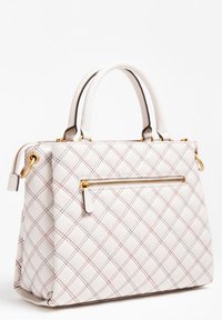 Weißer gesteppter Handtasche mit rot-schwarzen Kreuzstichen, goldfarbenem Reißverschlussfach an der Vorderseite und zwei runden Griffen.