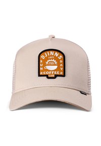 Bēšas cepure ar izliekto vizu, auduma priekšpusi un sietu aizmugurē. Satur melnu un oranžu izšūtu plāksteri ar uzrakstu "DJINNS LAZY SUNDAY COFFEE CLUB."