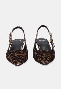 Zapatos de tacón tipo slingback con estampado de leopardo, punta afilada, textura de ante suave, correa ajustable con hebilla y plantilla de cuero negro.