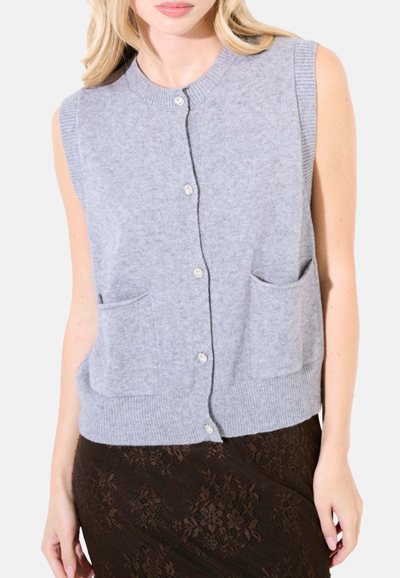 Cardigan grigio senza maniche con scollo rotondo, dotato di chiusura a bottoni e due tasche frontali, realizzato in un materiale morbido e testurizzato.