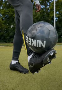 Nike Performance Botines de fútbol para terreno firme - black