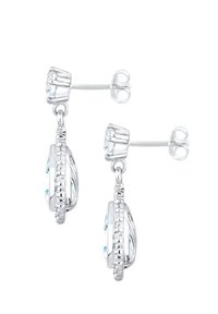 Boucles d'oreilles en argent ornées de gemmes claires découpées en ovales et entourées de métaux travaillés avec des détails soignés. Surface brillante et réfléchissante.