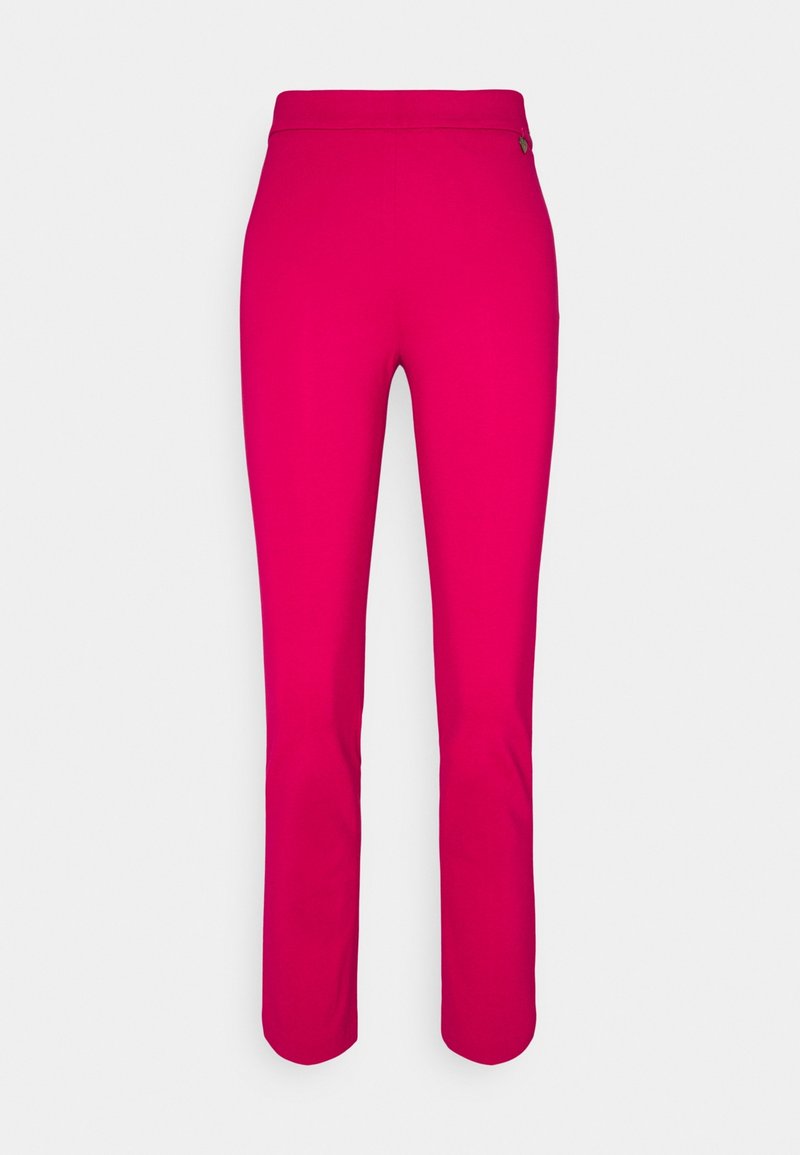 Pantalon ajusté rose vif avec une texture lisse, taille mi-haute et un petit détail de logo à l'arrière de la ceinture.