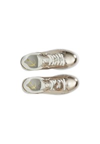 Metallisch goldene Sneaker mit weißen Akzenten, die eine strukturierte Oberfläche, ein Schnürdesign und dekorative Edelsteinverzierungen an der Seite aufweisen.