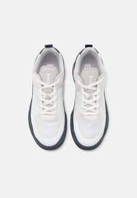 Ett par vita och grå BOSS-sneakers med snörning, sett ovanifrån på en enfärgad vit bakgrund.