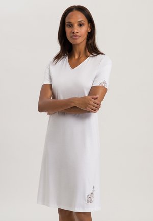 Weißes Kurzarmkleid mit V-Ausschnitt. Verfügt über zarte Spitzenakzente an den Ärmeln und dem Saum. Aus weichem, leichtem Material mit lockerer Passform.