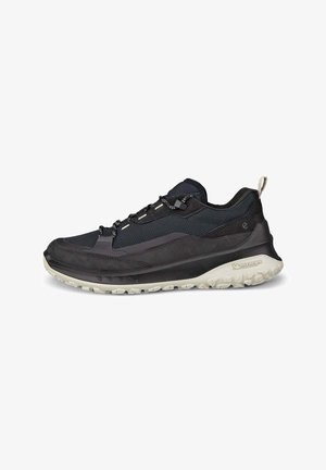 Schwarzes Freizeitschuhmodell für draußen mit einem Obermaterial aus Mesh und Synthetik, strukturierten Überzügen, reflektierenden Akzenten und einer robusten, hellen Gummisohle.