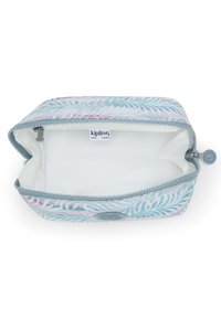 Pochette cosmetica con zip, caratterizzata da un motivo di foglie tropicali blu chiaro e bianche, dettagli grigi e un interno bianco. Logo visibile all'interno.