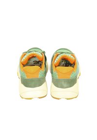 Grüne und orange Sneakers mit strukturiertem Finish, gepolstertem Kragen, gemustertem Innenfutter und weißer Zwischensohle.