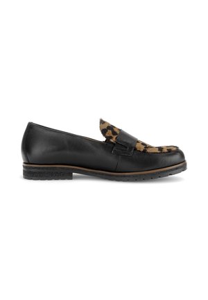 Zwarte leren loafer met platte hak en een bruin luipaardprint bontpaneel op het bovenwerk, van opzij getoond op een witte achtergrond.