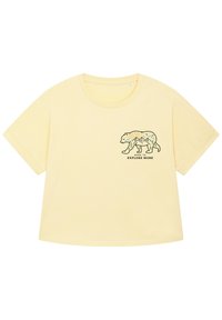 Gelbes Baumwoll-T-Shirt mit lockerer Passform, das ein Bärenmotiv und ein Bergdesign zeigt. Kurze Ärmel und ein runder Halsausschnitt.