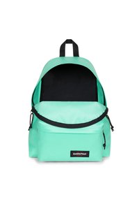Zaino verde menta con interno nero, chiusura con zip e spallacci regolabili. Presenta una tasca frontale e un'etichetta con il logo Eastpak.