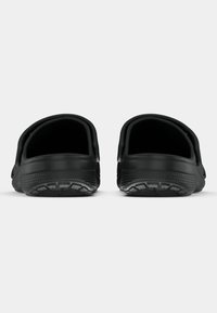 Zwarte klompen met afgeronde achterkant, gemaakt van duurzaam materiaal. Voorzien van een gestructureerde zool en een glad oppervlak, ontworpen voor comfort en functionaliteit.