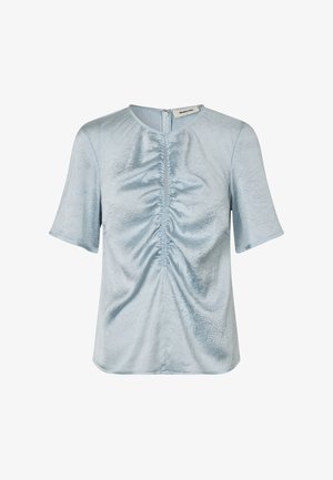 Světle modrý top vyrobený z texturované látky, s krátkými rukávy, kulatým výstřihem a na přední straně s nařasením, uzavíratelný na zip vzadu.