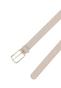 Beiger Leder Gürtel mit goldfarbenem Schnallenverschluss und gleichmäßig verteilten kleinen goldenen Nieten entlang der Länge.