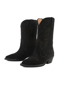 Cizme de cowboy din suede negru, cu cusături intricate, vârfuri ascuțite și două bucle de tragere. Prezintă un toc mic, stratificat și o căptușeală netedă.