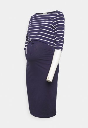 Granatowa sukienka ciążowa z białymi poziomymi paskami na górze, z talią ze sznurkiem i rękawami 3/4 na manekinie na białym tle.