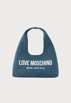 Modrá rifľová kabelka s zaoblenou rúčkou a na prednej strane bielym nápisom "LOVE MOSCHINO Vyrobené s láskou".