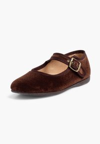 Braune Wildleder-Mary-Jane-Schuhe mit runder Zehenform, niedrigem Profil und einem dekorativen Riemen mit einer Metall-Schnalle. Weiche Textur, flache Sohle.