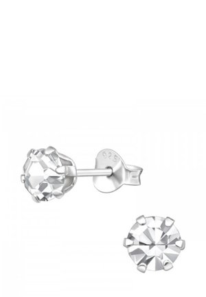 Orecchini a perno in argento con una pietra cristallina rotonda e trasparente, dotata di una superficie sfaccettata, tenuta in posizione da sei griffe. Marchiati "925" per argento sterling.