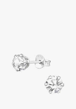 Orecchini a perno in argento con una pietra cristallina rotonda e trasparente, dotata di una superficie sfaccettata, tenuta in posizione da sei griffe. Marchiati "925" per argento sterling.