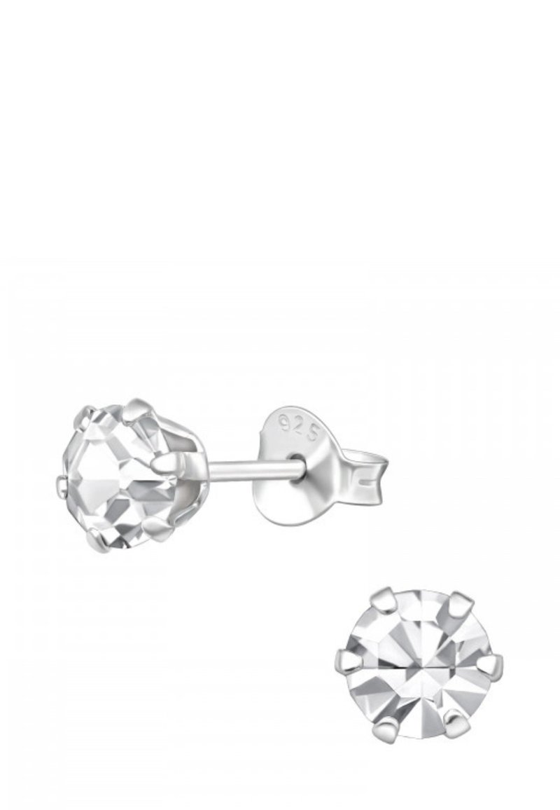 Orecchini a perno in argento con una pietra cristallina rotonda e trasparente, dotata di una superficie sfaccettata, tenuta in posizione da sei griffe. Marchiati "925" per argento sterling.