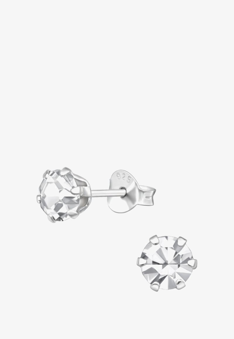 Orecchini a perno in argento con una pietra cristallina rotonda e trasparente, dotata di una superficie sfaccettata, tenuta in posizione da sei griffe. Marchiati "925" per argento sterling.