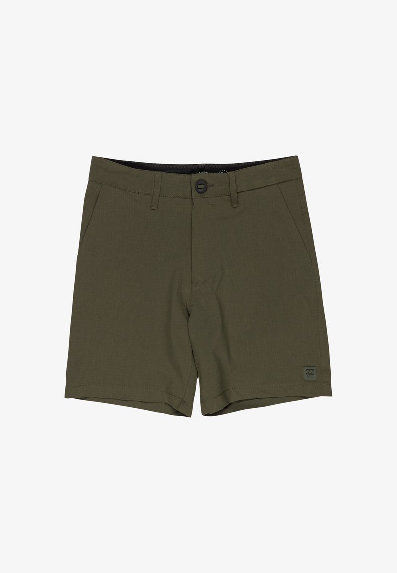 Pantaloni corti verde oliva realizzati in tessuto leggero, dotati di chiusura con bottone, passanti per cintura, tasche laterali e un'etichetta logo sull'orlo.