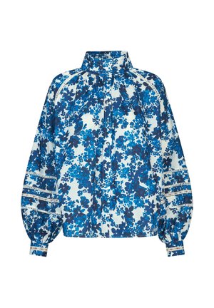 Blouse fleurie avec un col haut et des manches ballon. Fabriquée en tissu léger avec un motif floral bleu sur fond blanc.
