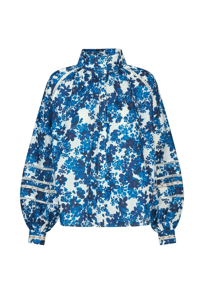 Bloes met bloemenpatroon, voorzien van een hoge kraag en ballonmouwen. Gemaakt van lichtgewicht stof met een blauw bloemenpatroon op een witte achtergrond.