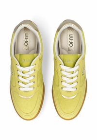 Paire de baskets en daim et cuir jaune-vert avec lacets blancs, intérieur beige et semelles en caoutchouc naturel, vues de dessus.