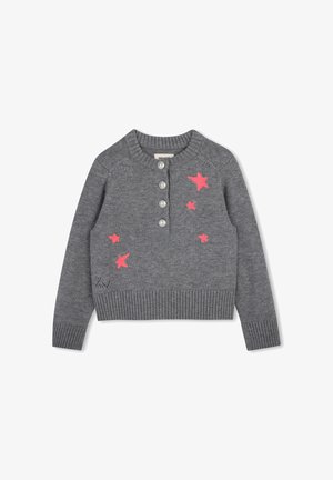 Pull gris en maille à manches longues avec quatre boutons sur le devant et cinq motifs d'étoiles roses sur le devant.