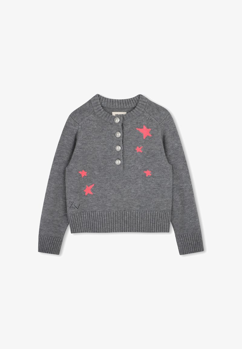 Pull gris en maille à manches longues avec quatre boutons sur le devant et cinq motifs d'étoiles roses sur le devant.