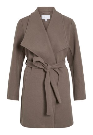 Hnedý kabát s pásom a širokým golierom, vyrobený z mäkkej tkaniny. Obsahuje dve predné vrecká a voľný strih. Hladká textúra a jednoduchý dizajn.