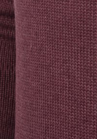 Gestricktes Kleidungsstück in sattem Burgunderrot mit feiner Textur. Der Stoff wirkt weich und zeigt ein gleichmäßiges Webmuster.