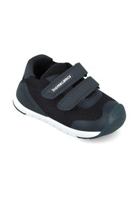 Sneaker in rete nera con due cinturini in velcro grigi e un puntale in gomma. Presenta una suola bianca con grip texturizzati. Logo del marchio visibile.